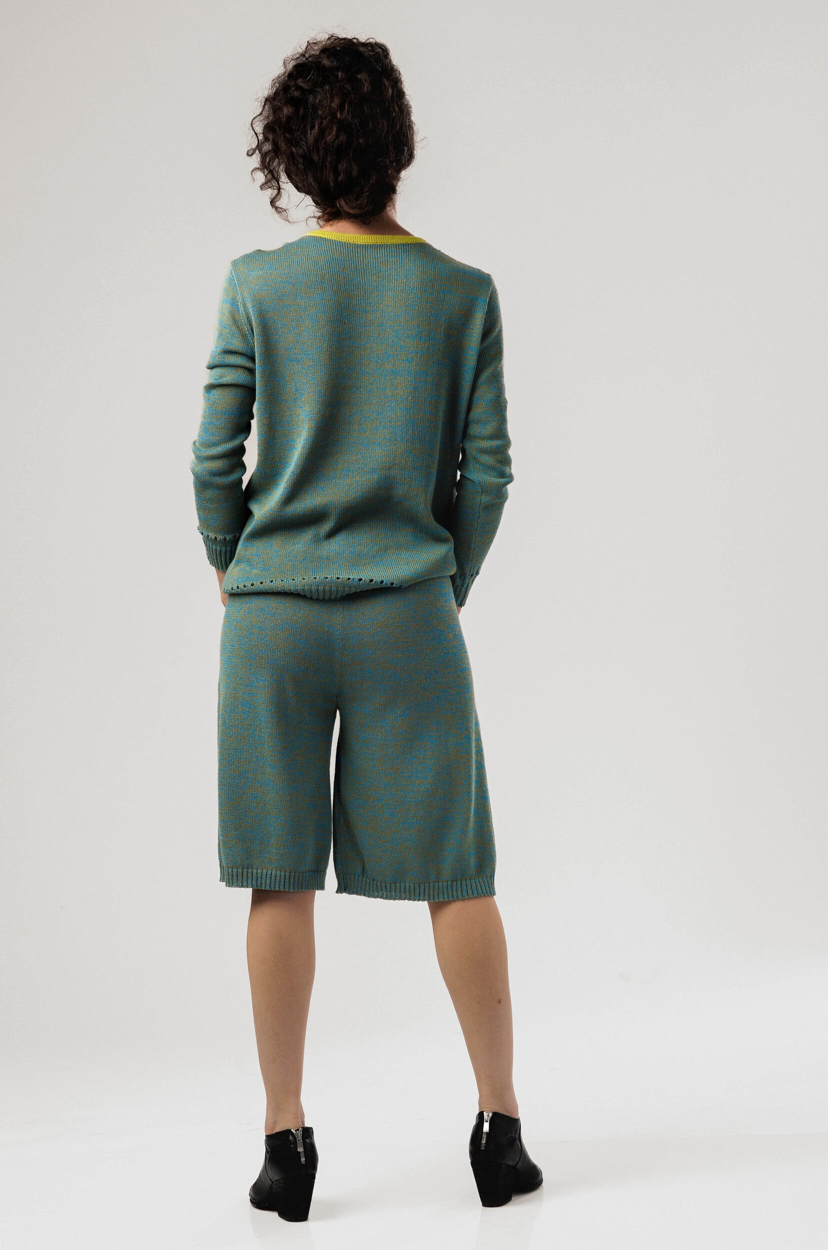 8-blue blue back